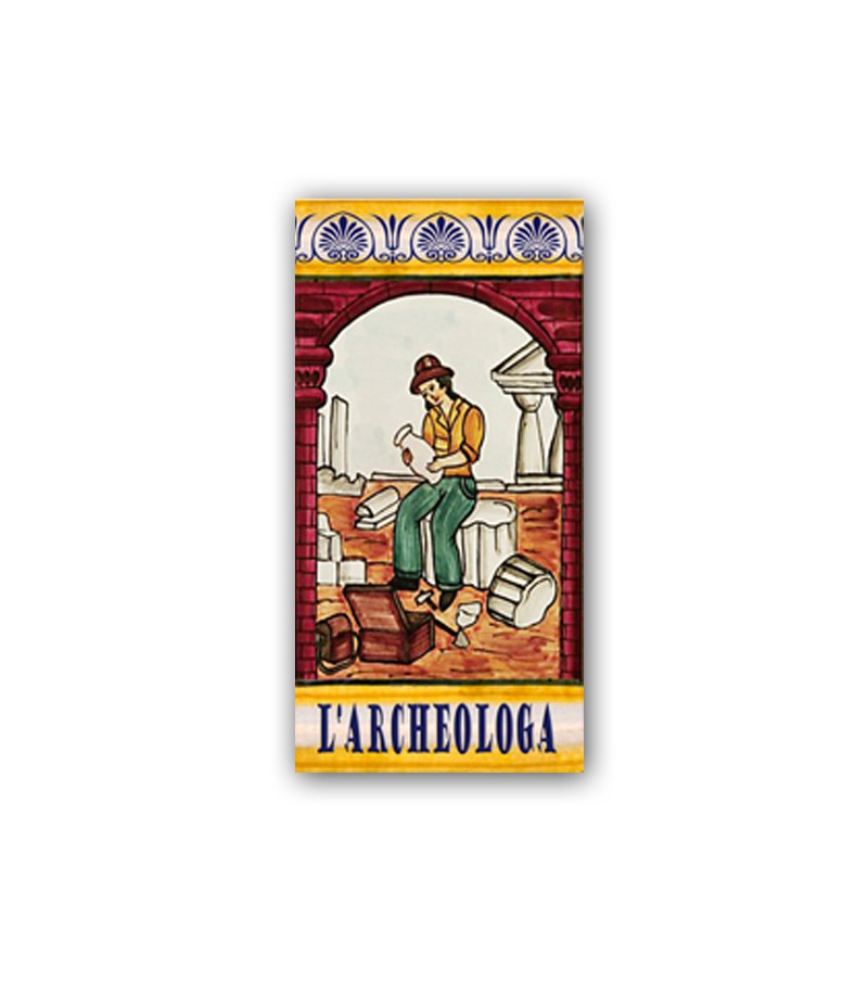Piastrella in Ceramica Raffigurante l'Archeologa