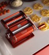 Macchina pasta Atlas alluminio rosso sul tavolo