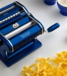 Macchina pasta Atlas alluminio blu sul tavolo