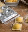 Dettaglio ravioli tablet sul tavolo