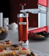 Macchina biscotti rosso sul tavolo