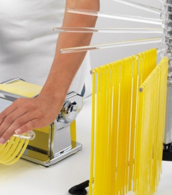 Fettuccine su stendipasta Tacapasta trasparente
