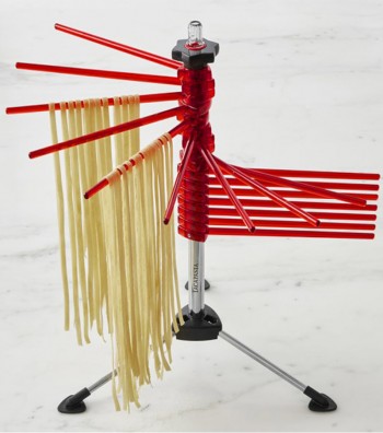 Fettuccine su stendipasta Tacapasta rosso