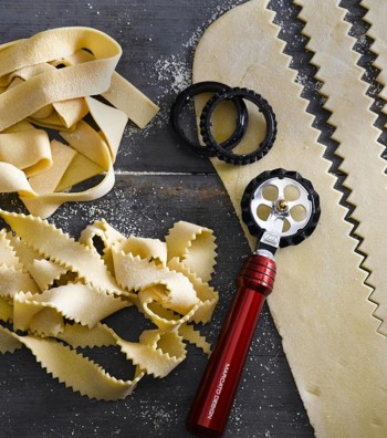 Tagliapasta Pastawheel rosso con due rotelle