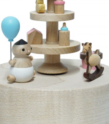 Carillon in legno Bambino e Giocattoli da vicino