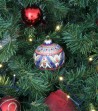 Palla di Natale appesa su albero