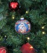 Palla di Natale in ceramica con Sacra Famiglia appesa su albero
