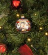 Palla di Natale in ceramica Madonna con Bambino appesa su albero