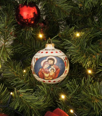 Palla di Natale in ceramica Sacra Famiglia appesa su albero