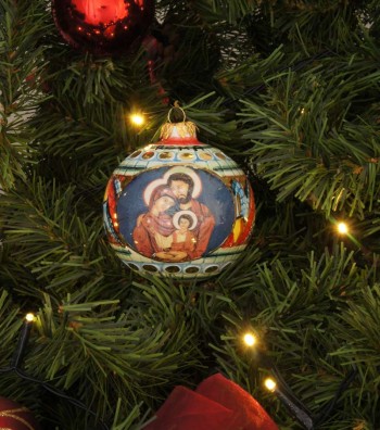 Palla di Natale in ceramica Sacra Famiglia appesa su albero