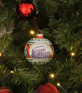 Palla di Natale in ceramica Colosseo appesa su albero