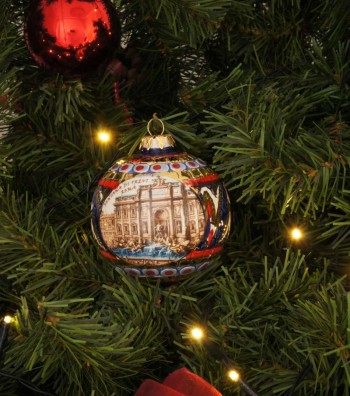 Palla di Natale in ceramica con Fontana di Trevi appesa su albero