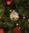 Palla di Natale in ceramica Madonna con Bambino appesa su albero