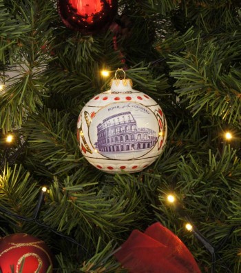 Palla di Natale in ceramica Colosseo appesa su albero