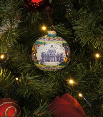 Palla di Natale in ceramica San Pietro appesa su albero