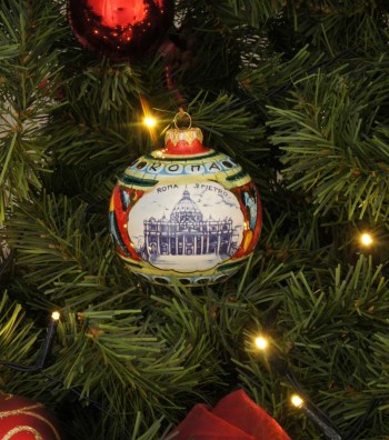 Palla di Natale in ceramica San Pietro appesa su albero