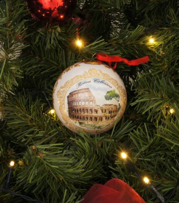 Pallina in Ceramica Natalizia decoro "Colosseo-San Pietro" sul albero
