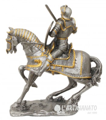 Cavaliere medioevale con spada e scudo parte posteriore