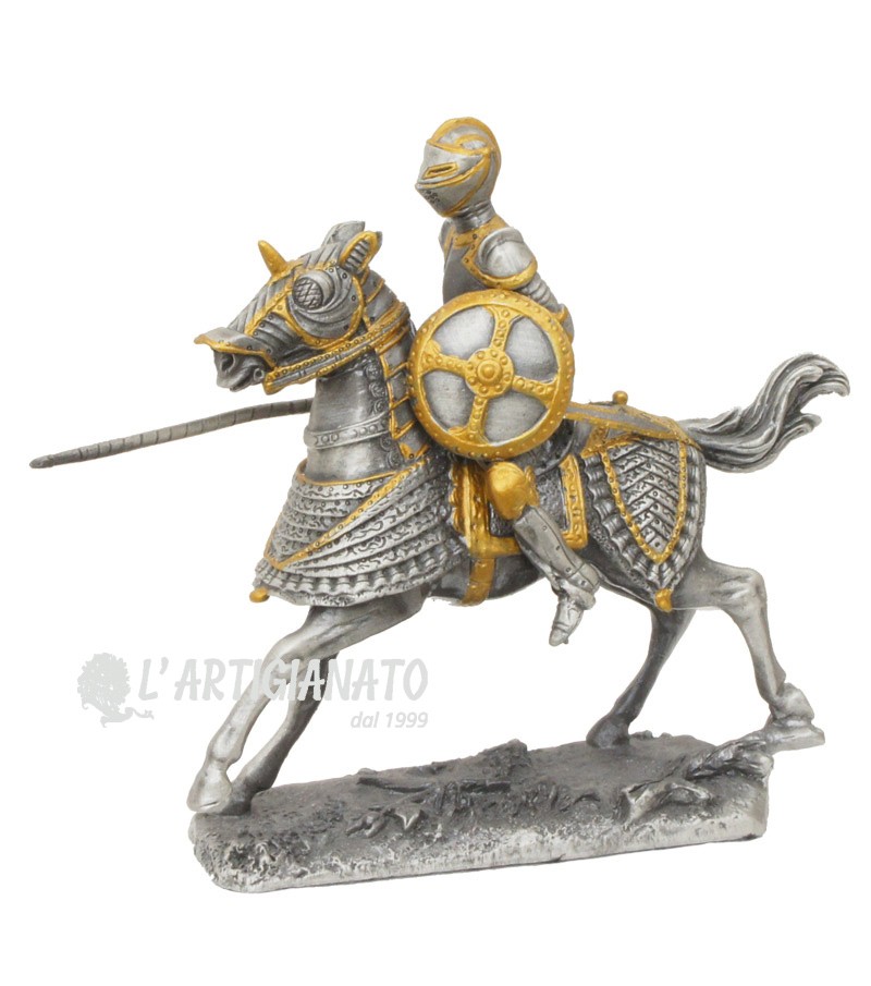Cavaliere medioevale con lancia e scudo