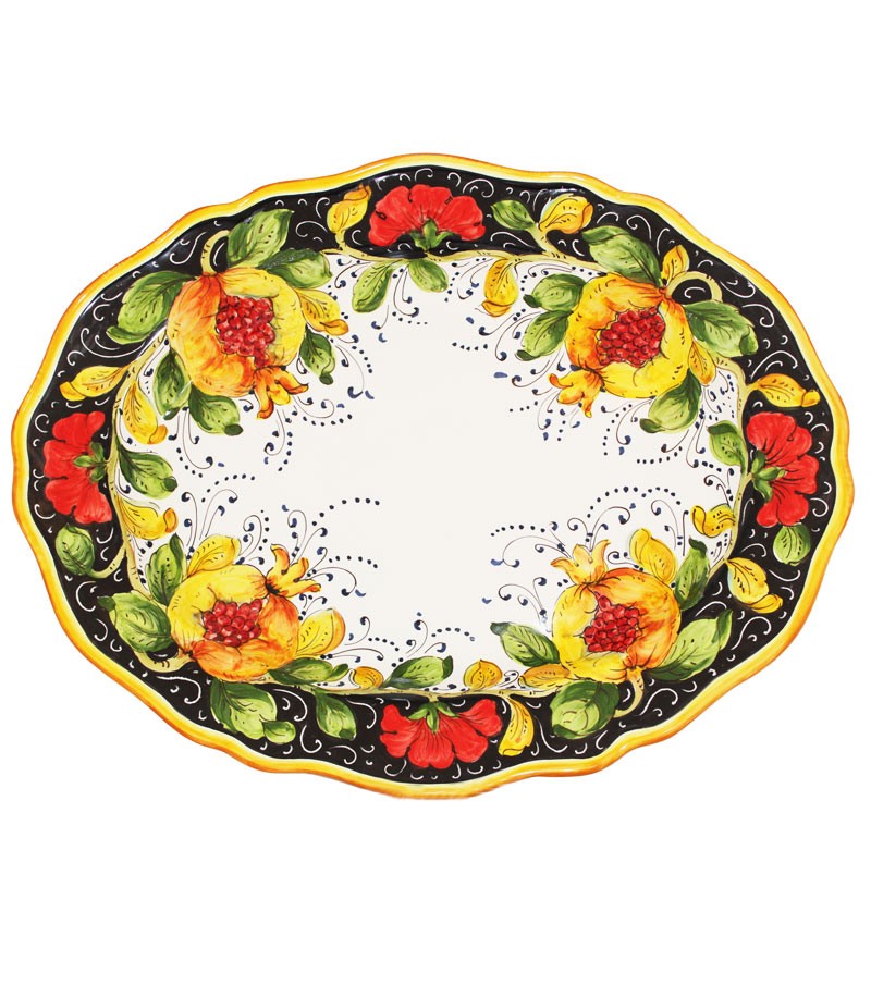 Piatto smerlato in ceramica
