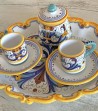 Set Comprensivo di Vassoio Ovale Smerlato, 2 Tazzine Caffè con Piattino + Zuccheriera Decoro Ricco Deruta visto dal alto.